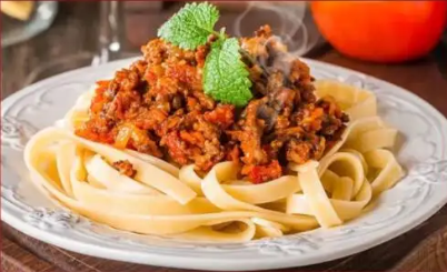 Talharim à bolonhesa ou molho sugo